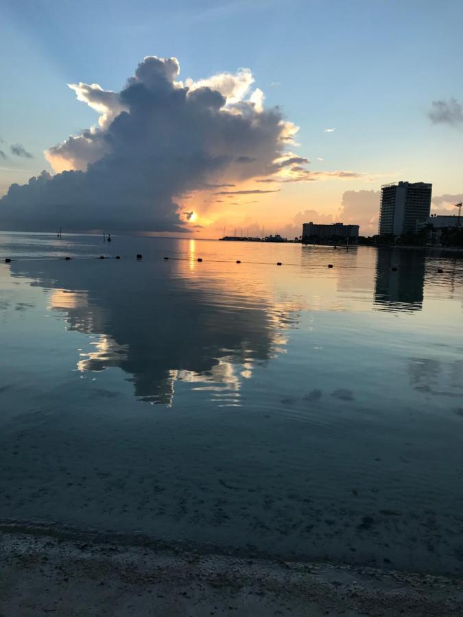 Front Beach Private Room With Shared Bathroom 坎昆 外观 照片