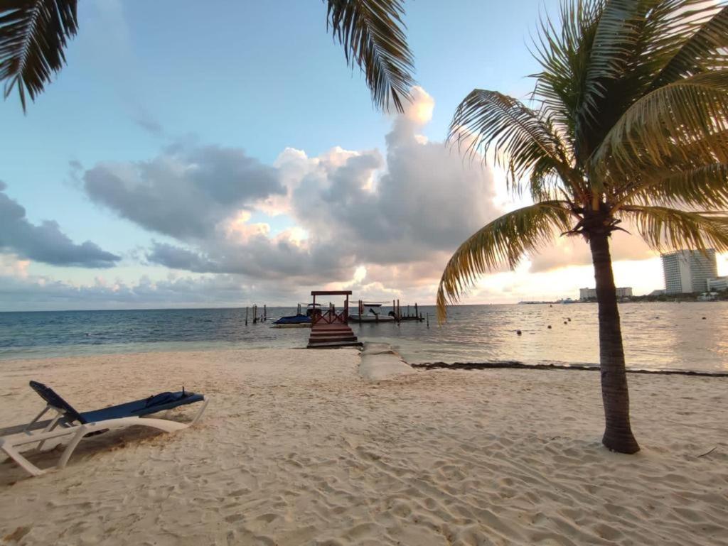 Front Beach Private Room With Shared Bathroom 坎昆 外观 照片