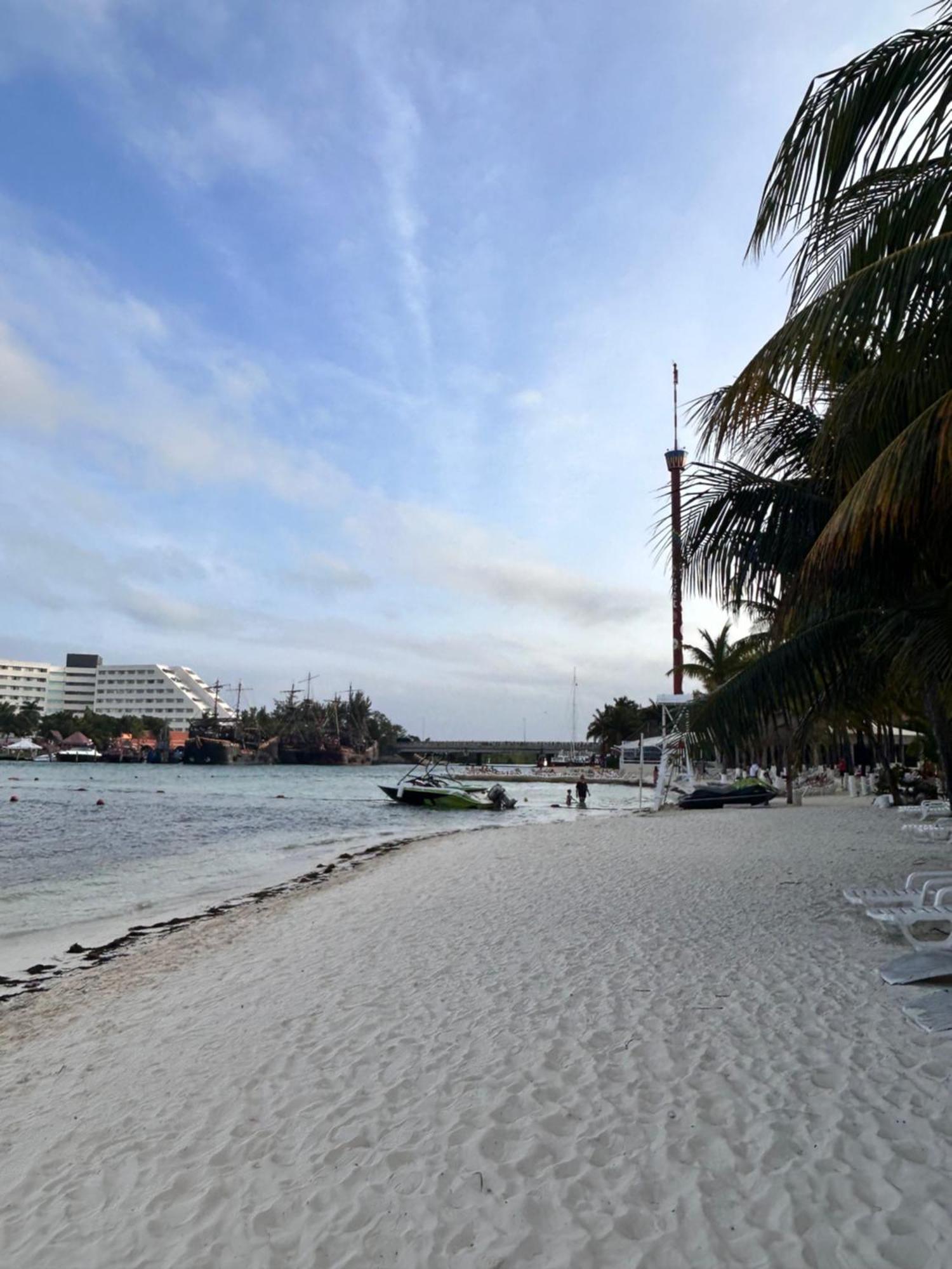 Front Beach Private Room With Shared Bathroom 坎昆 外观 照片