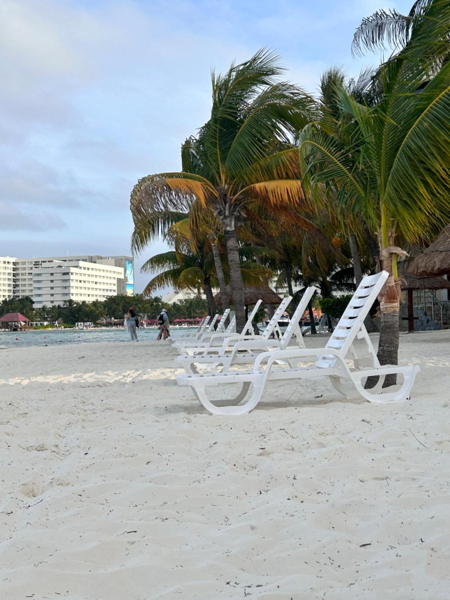 Front Beach Private Room With Shared Bathroom 坎昆 外观 照片